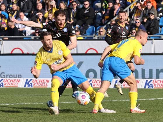 Eintracht Braunschweig vs Karlsruher SC Braunschweig, 10.02.2024, Fußball, Saison 23 24, 2. Bundesliga, 21. Spieltag, Eintracht Braunschweig vs Karlsruher SC, Bild zeigt: Ermin Bicakcic (BTSV, 6) Braunschweig