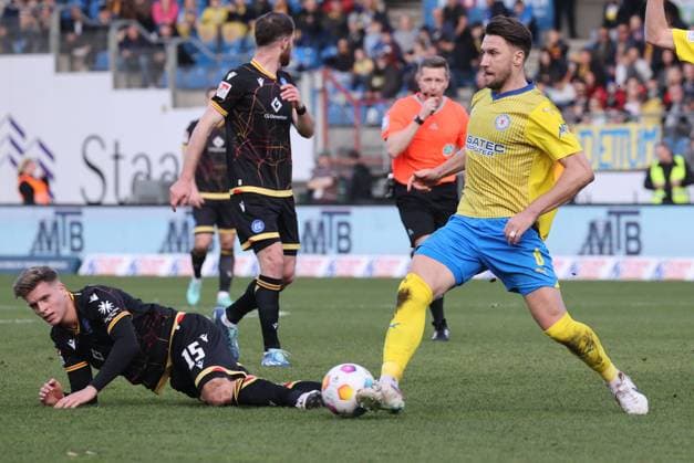 Eintracht Braunschweig vs Karlsruher SC Braunschweig, 10.02.2024, Fußball, Saison 23 24, 2. Bundesliga, 21. Spieltag, Eintracht Braunschweig vs Karlsruher SC, Bild zeigt: Ermin Bicakcic (BTSV, 6) Braunschweig