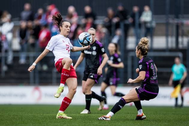 GOOGLE PIXEL Frauen Bundesliga: 1. FC Köln - FC Bayern München; 10.02.2024 Zweikampf Natalia Padilla-Bidas (1. FC Köln, 22), Linda Dallmann (FC Bayern München, 10) GOOGLE PIXEL Frauen Bundesliga, 1. FC Köln - FC Bayern München, Köln, Franz-Kremer-Stadion am 10.02.2024 DFB REGULATIONS PROHIBIT ANY USE OF PHOTOGRAPHS AS IMAGE SEQUENCES AND OR QUASI-VIDEO. Copyright: xBEAUTIFULxSPORTS Wunderlx