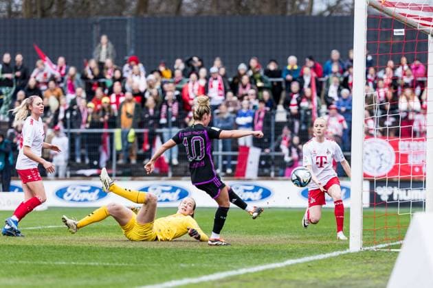 GOOGLE PIXEL Frauen Bundesliga: 1. FC Köln - FC Bayern München; 10.02.2024 Linda Dallmann (FC Bayern München, 10) schießt das 0:1 GOOGLE PIXEL Frauen Bundesliga, 1. FC Köln - FC Bayern München, Köln, Franz-Kremer-Stadion am 10.02.2024 DFB REGULATIONS PROHIBIT ANY USE OF PHOTOGRAPHS AS IMAGE SEQUENCES AND OR QUASI-VIDEO. Copyright: xBEAUTIFULxSPORTS Wunderlx