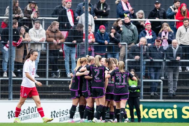 GOOGLE PIXEL Frauen Bundesliga: 1. FC Köln - FC Bayern München; 10.02.2024 FC Bayern München im Jubel nach dem tor durch Linda Dallmann (FC Bayern München, 10) GOOGLE PIXEL Frauen Bundesliga: 1. FC Köln - FC Bayern München; 10.02.2024 Copyright: xBEAUTIFULxSPORTS Buriakovx