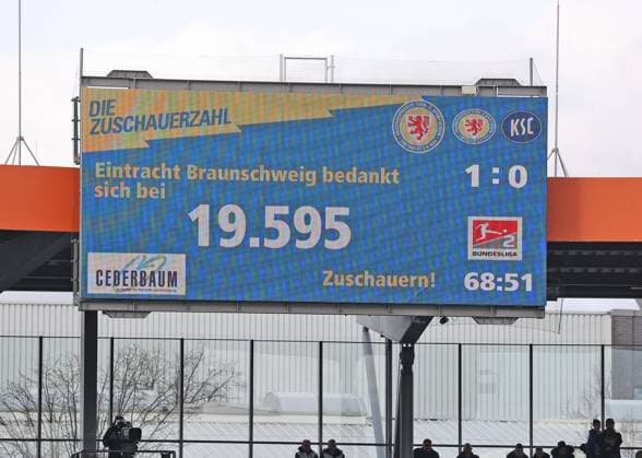 Eintracht Braunschweig vs Karlsruher SC Braunschweig, 10.02.2024, Fußball, Saison 23 24, 2. Bundesliga, 21. Spieltag, Eintracht Braunschweig vs Karlsruher SC, Bild zeigt: Die Anzeigetfafel zeigt die zuschauerzahl 19.595 Braunschweig