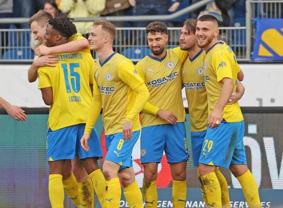 Eintracht Braunschweig vs Karlsruher SC Braunschweig, 10.02.2024, Fußball, Saison 23 24, 2. Bundesliga, 21. Spieltag, Eintracht Braunschweig vs Karlsruher SC, Bild zeigt: Jubel über das Tor zum 2:0 für die Eintracht durch Ermin Bicakcic (BTSV, 6) Braunschweig