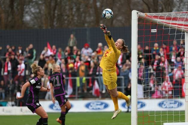 Germany, Koeln, 10.02.2024, Franz-Kremer-Stadion, 1. FC Koeln - FC Bayern Muenchen - Frauen Bundesliga, Torfrau Paula Hoppe (1. FC Koeln) controls the ball Cologne Franz-Kremer-Stadion North Rhine-Westphalia Germany
