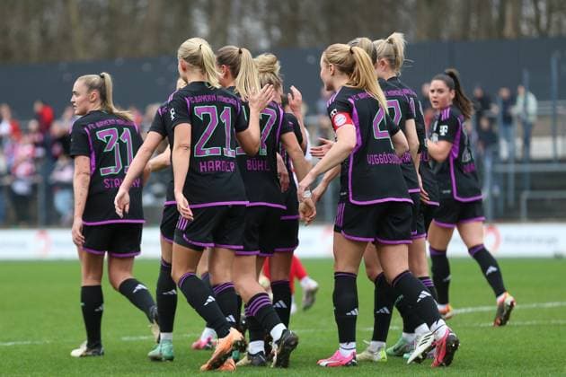 Germany, Koeln, 10.02.2024, Franz-Kremer-Stadion, 1. FC Koeln - FC Bayern Muenchen - Frauen Bundesliga, Linda Dallmann (FC Bayern München) celebrates after scoring her team s first goal with teammates Cologne Franz-Kremer-Stadion North Rhine-Westphalia Germany