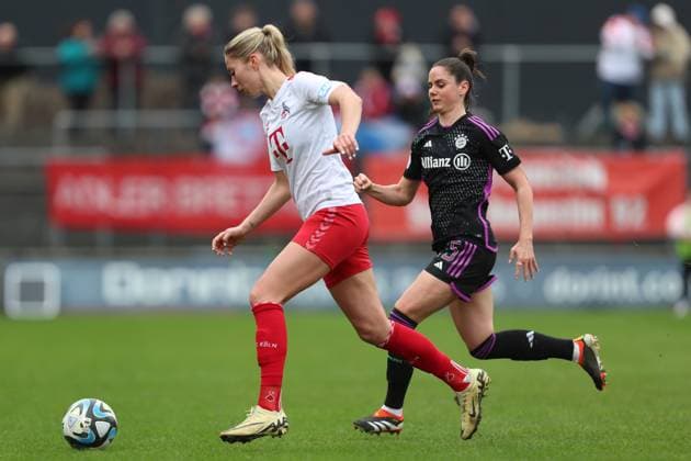 Germany, Koeln, 10.02.2024, Franz-Kremer-Stadion, 1. FC Koeln - FC Bayern Muenchen - Frauen Bundesliga, Sharon Beck (1. FC Koeln) und Sarah Zadrazil (FC Bayern München) battle for the ball Cologne Franz-Kremer-Stadion North Rhine-Westphalia Germany