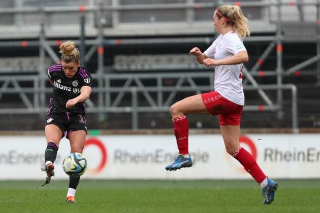 Germany, Koeln, 10.02.2024, Franz-Kremer-Stadion, 1. FC Koeln - FC Bayern Muenchen - Frauen Bundesliga, Linda Dallmann (FC Bayern München) controls the ball Cologne Franz-Kremer-Stadion North Rhine-Westphalia Germany