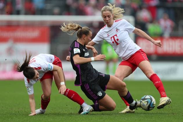Germany, Koeln, 10.02.2024, Franz-Kremer-Stadion, 1. FC Koeln - FC Bayern Muenchen - Frauen Bundesliga, Martyna Wiankowska (1. FC Koeln), Klara Buehl (FC Bayern München) und Sharon Beck (1. FC Koeln) battle for the ball Cologne Franz-Kremer-Stadion North Rhine-Westphalia Germany