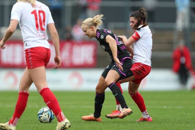 Germany, Koeln, 10.02.2024, Franz-Kremer-Stadion, 1. FC Koeln - FC Bayern Muenchen - Frauen Bundesliga, Pernile Harder (FC Bayern München) und Manjou Wilde (1. FC Koeln) battle for the ball Cologne Franz-Kremer-Stadion North Rhine-Westphalia Germany
