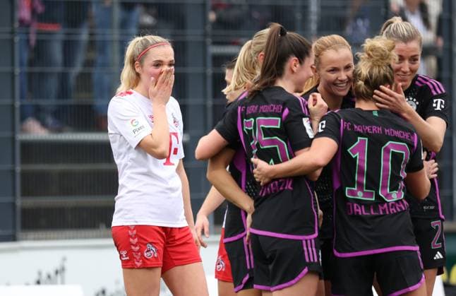 Torjubel München 0-2 mit Sarah Zadrazil (München), Linda Dallmann (München), Linda Sembrant (München), links Janina Hechler (Köln), 1. FC Köln - FC Bayern München, Google Pixel Frauen Bundesliga, 13. Spieltag, Köln, Deutschland, 10.02.2024.