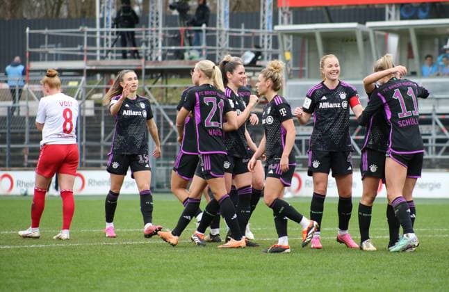 10.02.2024, xgrfx, Fussball 1.Bundesliga Damen, 1. FC Köln - FC Bayern München emspor, v.l. Tor, Lea Schüller (FC Bayern München) (DFL DFB REGULATIONS PROHIBIT ANY USE OF PHOTOGRAPHS as IMAGE SEQUENCES and or QUASI-VIDEO) Köln