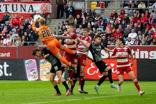 Bilder des Jahres 2024, Sport 02 Feburar Sport Themen der Woche KW06 Voller Koerpeinsatz bei dieser Parade von Nicolas Kristof (SV Elversberg, 20), GER Fortuna Duesseldorf vs. SV Elversberg, Fussball, 2. Bundesliga, Spieltag 21, Saison 2023 2024, 10.02.2024 DFB DFL REGULATIONS PROHIBIT ANY USE OF PHOTOGRAPHS AS IMAGE SEQUENCES AND OR QUASI-VIDEO, GER Fortuna Duesseldorf vs. SV Elversberg, Fussball, 2. Bundesliga, Spieltag 21, Saison 2023 2024, 10.02.2024 Duesseldorf *** Full body effort in this parade by Nicolas Kristof SV Elversberg, 20 , GER Fortuna Duesseldorf vs SV Elversberg, Football, 2 Bundesliga, Matchday 21, Season 2023 2024, 10 02 2024 DFB DFL REGULATIONS PROHIBIT ANY USE OF PHOTOGRAPHS AS IMAGE SEQUENCES AND OR QUASI VIDEO, GER Fortuna Duesseldorf vs SV Elversberg, Football, 2 Bundesliga, Matchday 21, Season 2023 2024, 10 02 2024 Duesseldorf Copyright: xEibner-Pressefoto FabianxFriesex EP_FFE