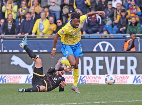 Eintracht Braunschweig vs Karlsruher SC Braunschweig, 10.02.2024, Fußball, Saison 23 24, 2. Bundesliga, 21. Spieltag, Eintracht Braunschweig vs Karlsruher SC, Bild zeigt: Anderson-Lenda Lucoqui (BTSV, 15) Braunschweig