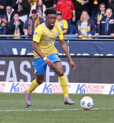 Eintracht Braunschweig vs Karlsruher SC Braunschweig, 10.02.2024, Fußball, Saison 23 24, 2. Bundesliga, 21. Spieltag, Eintracht Braunschweig vs Karlsruher SC, Bild zeigt: Anderson-Lenda Lucoqui (BTSV, 15) Braunschweig