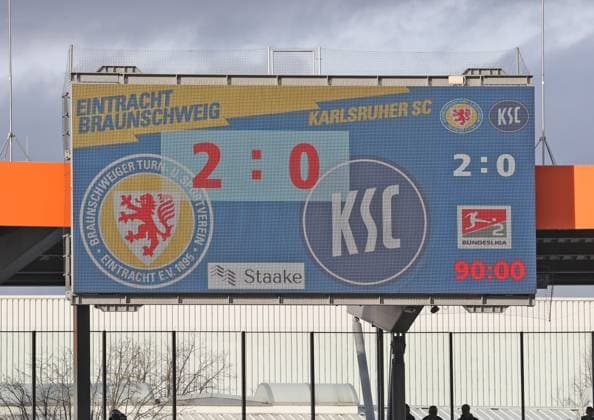 Eintracht Braunschweig vs Karlsruher SC Braunschweig, 10.02.2024, Fußball, Saison 23 24, 2. Bundesliga, 21. Spieltag, Eintracht Braunschweig vs Karlsruher SC, Bild zeigt: Die Anzeigetafel zeigt das Endergebnis 2:0 Braunschweig