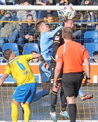Eintracht Braunschweig vs Karlsruher SC Braunschweig, 10.02.2024, Fußball, Saison 23 24, 2. Bundesliga, 21. Spieltag, Eintracht Braunschweig vs Karlsruher SC, Bild zeigt: Ron Thorben Hoffmann (BTSV, 1) Braunschweig