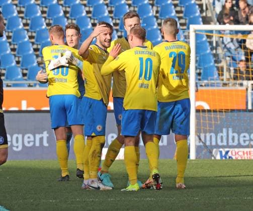 Eintracht Braunschweig vs Karlsruher SC Braunschweig, 10.02.2024, Fußball, Saison 23 24, 2. Bundesliga, 21. Spieltag, Eintracht Braunschweig vs Karlsruher SC, Bild zeigt: Jubel nach dem Abpfiff bei der Eintracht um Ermin Bicakcic (BTSV, 6) Braunschweig