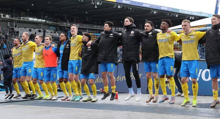 Eintracht Braunschweig vs Karlsruher SC Braunschweig, 10.02.2024, Fußball, Saison 23 24, 2. Bundesliga, 21. Spieltag, Eintracht Braunschweig vs Karlsruher SC, Bild zeigt: Die Mannschaft der Eintracht bedankt sich nach dem Spiel bei den Fans in der Südkurve Braunschweig