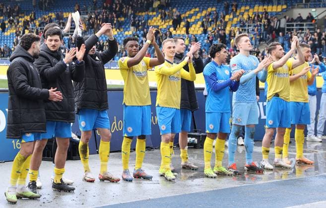 Eintracht Braunschweig vs Karlsruher SC Braunschweig, 10.02.2024, Fußball, Saison 23 24, 2. Bundesliga, 21. Spieltag, Eintracht Braunschweig vs Karlsruher SC, Bild zeigt: Die Mannschaft der Eintracht bedankt sich nach dem Spiel bei den Fans in der Südkurve Braunschweig