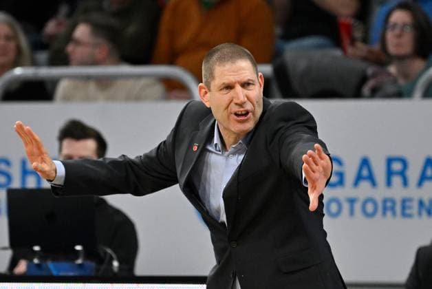BAMBERG 03.02.2024 --- Basketball ---- easycredit 1. Basketball Bundesliga ---- 19. Spieltag: Bamberg Baskets vs Syntainics MBC Weißenfels --- Headcoach Oren Amiel (Brose Bamberg) --- Foto: Hans-Martin Issler isslerimages ---- Bamberg Baskets vs Syntainics MBC Weißenfels