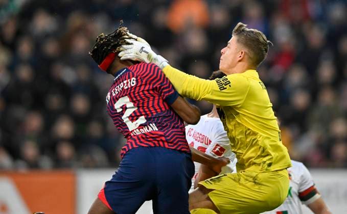 Sport Themen der Woche KW06 Strafraumszene, Torraumszene Torwart Finn Dahmen FC Augsburg FCA (01) Zweikampf Foul gegen Mohamed Simakan RasenBallsport Leipzig RBL (02) fuehrt zu Elfmeter, Strafstoss FC Augsburg FCA vs RasenBallsport Leipzig RBL 10.02.2024 DFL REGULATIONS PROHIBIT ANY USE OF PHOTOGRAPHS AS IMAGE SEQUENCES AND OR QUASI-VIDEO FC Augsburg FCA vs RasenBallsport Leipzig RBL *** Penalty area scene, goal area scene Goalkeeper Finn Dahmen FC Augsburg FCA 01 duel Foul against Mohamed Simakan RasenBallsport Leipzig RBL 02 leads to penalty, penalty kick FC Augsburg FCA vs RasenBallsport Leipzig RBL 10 02 2024 DFL REGULATIONS PROHIBIT ANY USE OF PHOTOGRAPHS AS IMAGE SEQUENCES AND OR QUASI VIDEO FC Augsburg FCA vs RasenBallsport Leipzig RBL