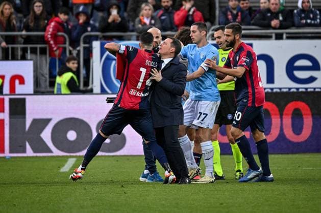 Sport Themen der Woche KW06 Italian soccer Serie A match - Cagliari Calcio vs SS Lazio Matteo Guendouzi of SS Lazio, Alessandro Deiola of Cagliari Calcio, Scontro, Postgame, during Cagliari Calcio vs SS Lazio, Italian soccer Serie A match in Cagliari, Italy, February 10 2024 Cagliari Italy  Copyright: xIPAxSport ABACAx