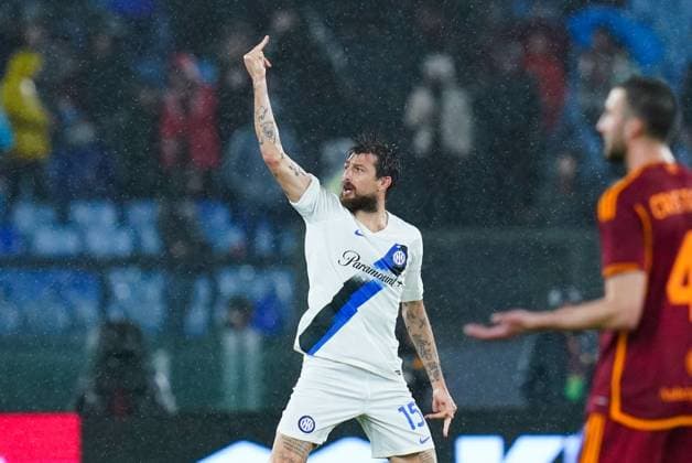 Sport Themen der Woche KW06 Sport Bilder des Tages AS Roma v FC Internazionale - Serie A Tim Francesco Acerbi of FC Internazionale celebrates showing his middle finger after scoring first goal during the Serie A match between AS Roma and FC Internazionale at Stadio Olimpico on Febraury 10, 2024 in Rome, Italy. Rome Stadio Olimpico Lazio Italy Copyright: xGiuseppexMaffiax SERIEA_Roma-Inter_GM_100224_LIA5266