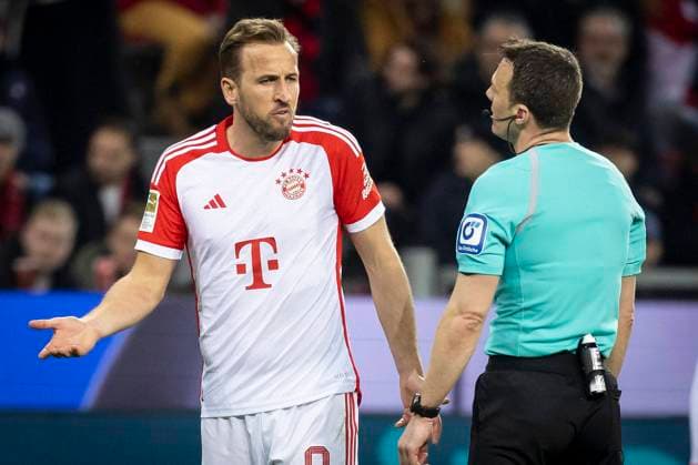 Sport Themen der Woche KW06 1. Fußball-Bundesliga, Bayer 04 Leverkusen - FC Bayern München, 10.02.2024 Harry Kane (FC Bayern Muenchen, 9) diskutiert mit Schiedsrichter Felix Zwayer (Berlin); Leverkusen, 10.02.2024: 21. Spieltag der 1. Fußball-Bundesliga, Bayer 04 Leverkusen - FC Bayern München, BayArena, Leverkusen. DFL REGULATIONS PROHIBIT ANY USE OF PHOTOGRAPHS AS IMAGE SEQUENCES AND OR QUASI-VIDEO. *** 1 German Soccer League, Bayer 04 Leverkusen FC Bayern Munich, 10 02 2024 Harry Kane FC Bayern Muenchen, 9 discussed with referee Felix Zwayer Berlin Leverkusen, 10 02 2024 21 Matchday of 1 German Soccer League, Bayer 04 Leverkusen FC Bayern Munich, BayArena, Leverkusen DFL REGULATIONS PROHIBIT ANY USE OF PHOTOGRAPHS AS IMAGE SEQUENCES AND OR QUASI VIDEO Copyright: xBEAUTIFULxSPORTS AxelxKohringx
