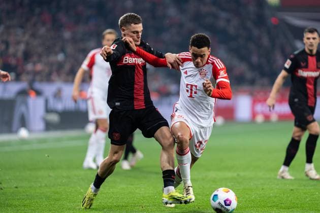 GER, 1. FBL Bayer 04 Leverkusen vs FC Bayern München Muenchen 10.02.2024, BayArena, Leverkusen, GER, 1. FBL Bayer 04 Leverkusen vs FC Bayern München Muenchen Im Bild: Zweikampf zwischen Jamal Musiala (FC Bayern München Muenchen, 42) und Florian Wirtz (Bayer 04 Leverkusen, 10)