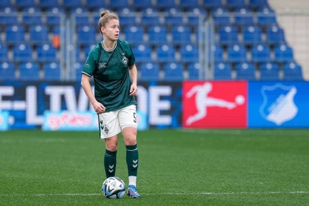 Michelle Ulbrich (Werder, 5), am Ball, Freisteller, Ganzkörper, Einzelbild, Einzelfoto, Aktion, Action, 10.02.2024, Sinsheim (Hoffenheim) (Deutschland), Fussball, Google Pixel Frauen-Bundesliga, TSG 1899 Hoffenheim - SV Werder Bremen, DFB DFL REGULATIONS PROHIBIT ANY USE OF PHOTOGRAPHS AS IMAGE SEQUENCES AND OR QUASI-VIDEO.