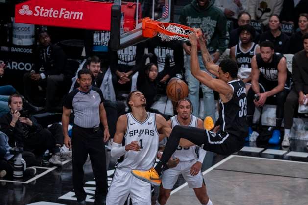 Sport Themen der Woche KW06 Sport Bilder des Tages Nic Claxton (R) of Brooklyn Nets makes a basket over Victor Wembanyama (L) of San Antonio Spurs, during an NBA, Basketball Herren, USA game played at the Barclays Center in Brooklyn, New York, USA, 10 February 2024. NBA: Brooklyn Nets - San Antonio Spurs !ACHTUNG: NUR REDAKTIONELLE NUTZUNG!  Copyright: xÁngelxColmenaresx AME8071 20240211-55012892585_1