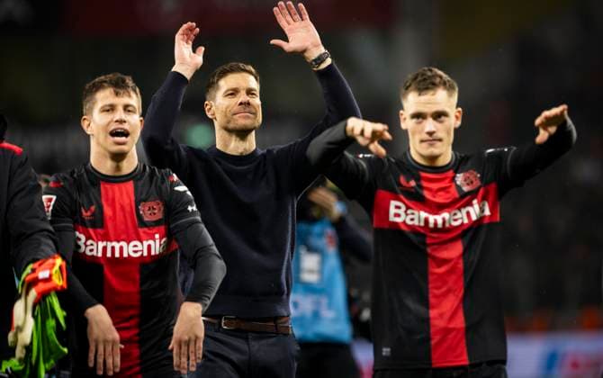 Leverkusen, Germany. 10th Feb 2024. Trainer Xabi Alonso (Leverkusen) macht die Welle Bayer Leverkusen - FC Bayern München 10.02.2024