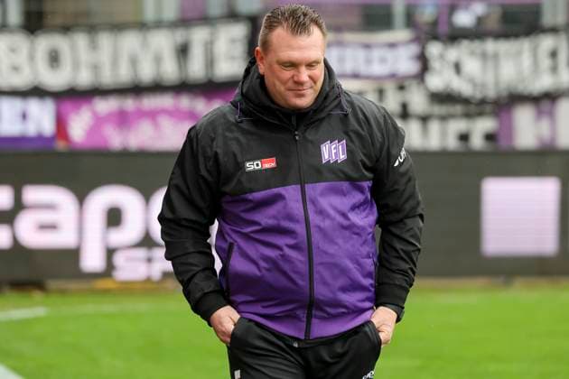 Trainer Uwe Koschinat (VfL Osnabrueck) lacht, 2. Bundesliga, VfL Osnabrueck vs Hansa Rostock, Bremer Bruecke, 11.02.2024, Osnabrueck, Deutschland.
