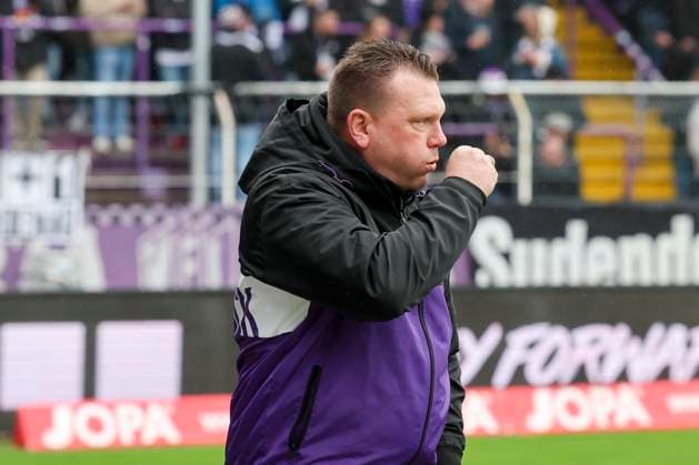 Trainer Uwe Koschinat (VfL Osnabrueck) schaut, 2. Bundesliga, VfL Osnabrueck vs Hansa Rostock, Bremer Bruecke, 11.02.2024, Osnabrueck, Deutschland.
