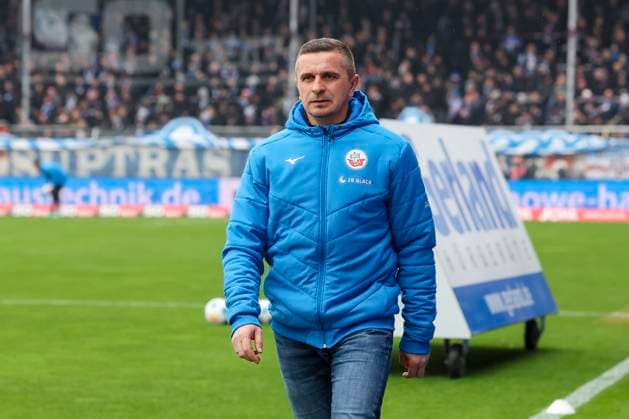 Trainer Mersad Selimbegovic (Hansa Rostock) schaut, 2. Bundesliga, VfL Osnabrueck vs Hansa Rostock, Bremer Bruecke, 11.02.2024, Osnabrueck, Deutschland.