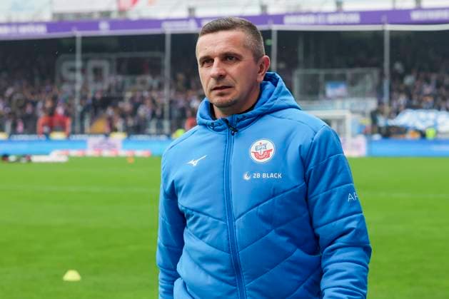Trainer Mersad Selimbegovic (Hansa Rostock) schaut, 2. Bundesliga, VfL Osnabrueck vs Hansa Rostock, Bremer Bruecke, 11.02.2024, Osnabrueck, Deutschland.