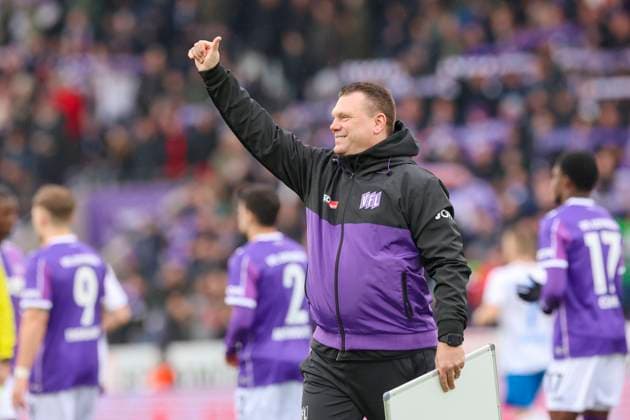 Trainer Uwe Koschinat (VfL Osnabrueck) jubelt, 2. Bundesliga, VfL Osnabrueck vs Hansa Rostock, Bremer Bruecke, 11.02.2024, Osnabrueck, Deutschland.