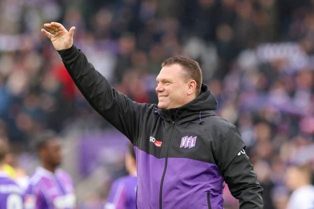 Trainer Uwe Koschinat (VfL Osnabrueck) jubelt, 2. Bundesliga, VfL Osnabrueck vs Hansa Rostock, Bremer Bruecke, 11.02.2024, Osnabrueck, Deutschland.