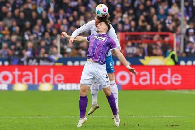 Erik Engelhardt (VfL Osnabrueck) und Oliver Huesing (Hansa Rostock) kaempfen um den Ball, 2. Bundesliga, VfL Osnabrueck vs Hansa Rostock, Bremer Bruecke, 11.02.2024, Osnabrueck, Deutschland.