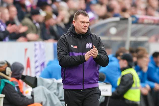 Trainer Uwe Koschinat (VfL Osnabrueck) klatscht in die Haende, 2. Bundesliga, VfL Osnabrueck vs Hansa Rostock, Bremer Bruecke, 11.02.2024, Osnabrueck, Deutschland.