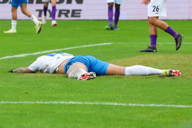 Junior Brumado (Hansa Rostock) liegt enttaeuscht auf dem Rasen, 2. Bundesliga, VfL Osnabrueck vs Hansa Rostock, Bremer Bruecke, 11.02.2024, Osnabrueck, Deutschland.
