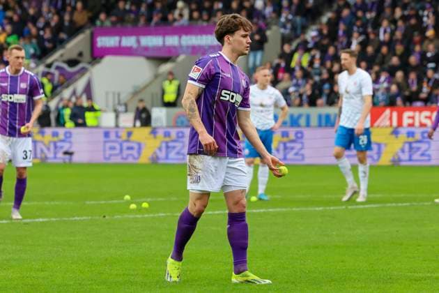 Florian Kleinhansl (VfL Osnabrueck) hebt einen von den Fans geworfenen Tennisball auf, 2. Bundesliga, VfL Osnabrueck vs Hansa Rostock, Bremer Bruecke, 11.02.2024, Osnabrueck, Deutschland.