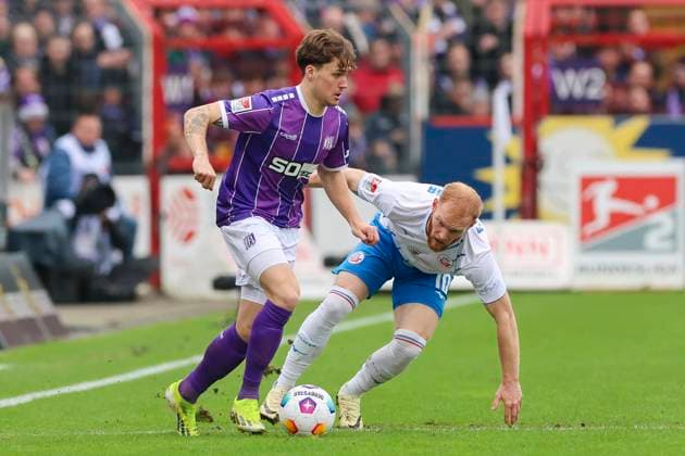 Florian Kleinhansl (VfL Osnabrueck) und Christian Kinsombi (Hansa Rostock) kaempfen um den Ball, 2. Bundesliga, VfL Osnabrueck vs Hansa Rostock, Bremer Bruecke, 11.02.2024, Osnabrueck, Deutschland.
