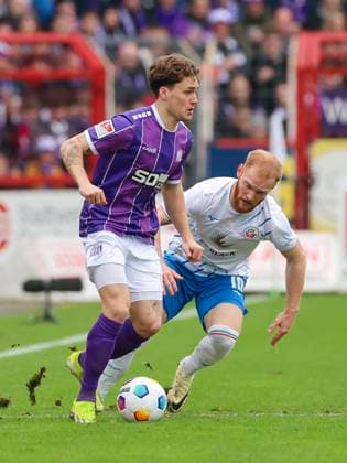 Florian Kleinhansl (VfL Osnabrueck) und Christian Kinsombi (Hansa Rostock) kaempfen um den Ball, 2. Bundesliga, VfL Osnabrueck vs Hansa Rostock, Bremer Bruecke, 11.02.2024, Osnabrueck, Deutschland.