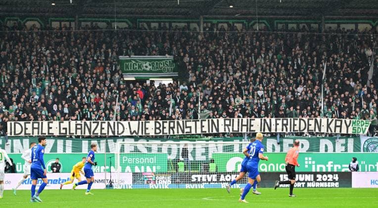 21.02.2024 - Fussball - Saison 2023 2024 - 2. Fussball - Bundesliga - 21. Spieltag: SpVgg Greuther Fürth ( Kleeblatt ) - Hertha BSC Berlin - Sportfoto Zink - xmexzix - DFL regulations prohibit any use of photographs as image sequences and or quasi-video - only for editorial use - Spruchband Banner Kleeblattfans Fans Fanblock - Kay Bernstein ( ehem. Präsident Hertha BSC )