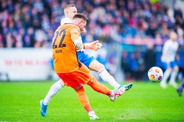 11.02.2024 - Fußball, 2023 2024, 2. Bundesliga, 21. Spieltag, VfL Osnabrück - FC Hansa Rostock: (L-R) Philipp Kühn (Osnabrück), Kai Pröger (Rostock) DFL REGULATIONS PROHIBIT ANY USE OF PHOTOGRAPHS AS IMAGE SEQUENCES AND OR QUASI-VIDEO.