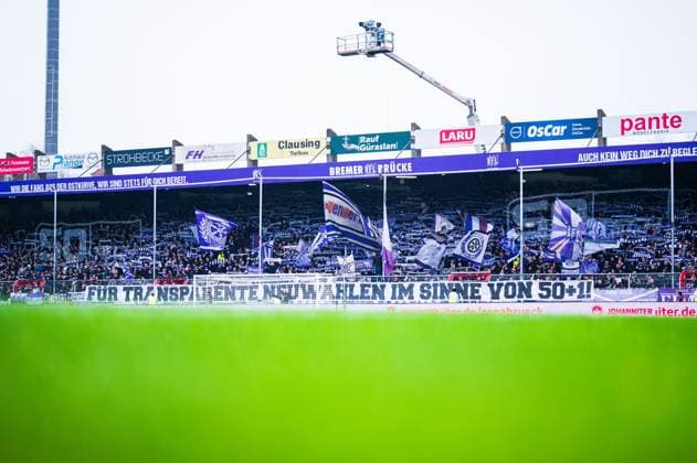 11.02.2024 - Fußball, 2023 2024, 2. Bundesliga, 21. Spieltag, VfL Osnabrück - FC Hansa Rostock: Fans (Osnabrück) mit Spruchband Für transparente Neuwahlen im Sinne von 50+1 gegen die Investoren der DFL, Deutsche Fußball Liga DFL REGULATIONS PROHIBIT ANY USE OF PHOTOGRAPHS AS IMAGE SEQUENCES AND OR QUASI-VIDEO.