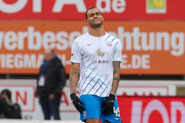 Junior Brumado (Hansa Rostock) schaut enttaeuscht, 2. Bundesliga, VfL Osnabrueck vs Hansa Rostock, Bremer Bruecke, 11.02.2024, Osnabrueck, Deutschland.