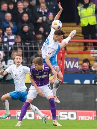 Lukas Kunze (VfL Osnabrueck) und Alexander Rossipal (Hansa Rostock) kaempfen um den Ball, 2. Bundesliga, VfL Osnabrueck vs Hansa Rostock, Bremer Bruecke, 11.02.2024, Osnabrueck, Deutschland.