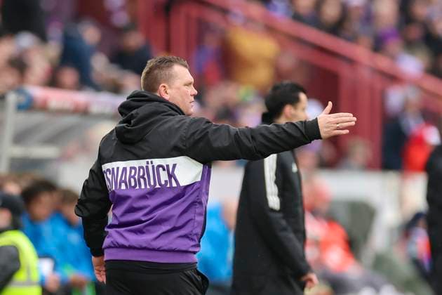Trainer Uwe Koschinat (VfL Osnabrueck) gestikuliert, 2. Bundesliga, VfL Osnabrueck vs Hansa Rostock, Bremer Bruecke, 11.02.2024, Osnabrueck, Deutschland.